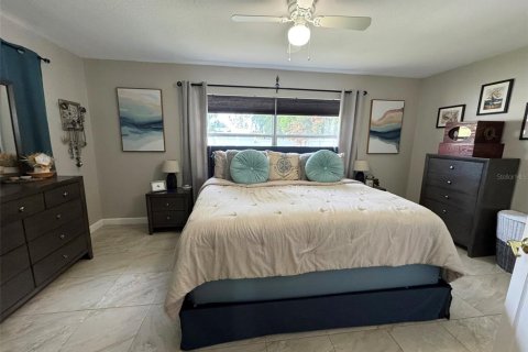 House in Saint Petersburg, Florida 3 bedrooms, 118.54 sq.m. № 1786244 - photo 11