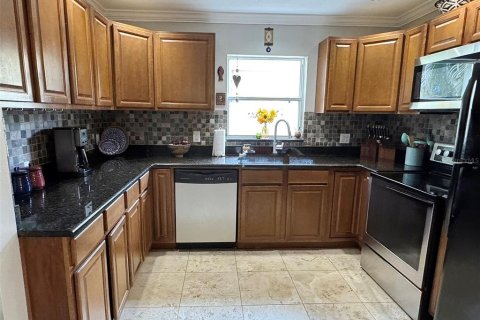House in Saint Petersburg, Florida 3 bedrooms, 118.54 sq.m. № 1786244 - photo 6