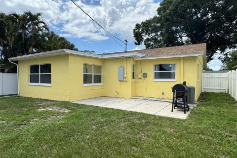 House in Saint Petersburg, Florida 3 bedrooms, 118.54 sq.m. № 1786244 - photo 25