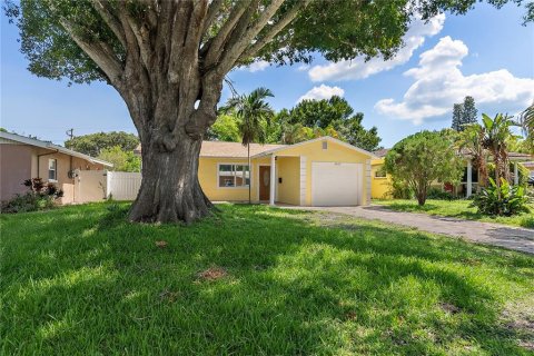 House in Saint Petersburg, Florida 3 bedrooms, 118.54 sq.m. № 1786244 - photo 30