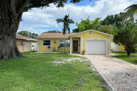House in Saint Petersburg, Florida 3 bedrooms, 118.54 sq.m. № 1786244 - photo 1