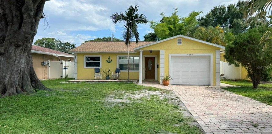 House in Saint Petersburg, Florida 3 bedrooms, 118.54 sq.m. № 1786244