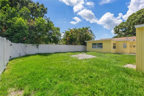 House in Saint Petersburg, Florida 3 bedrooms, 118.54 sq.m. № 1786244 - photo 29