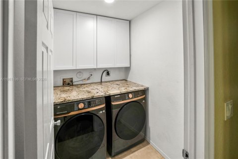 House in North Lauderdale, Florida 3 bedrooms, 152.36 sq.m. № 2044235 - photo 3