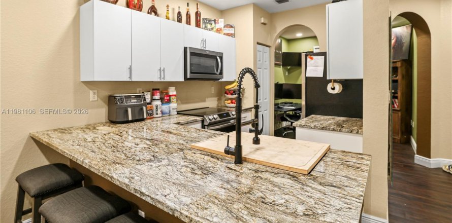 House in North Lauderdale, Florida 3 bedrooms, 152.36 sq.m. № 2044235