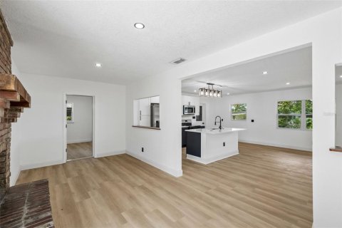 Casa en venta en Orlando, Florida, 4 dormitorios, 184.41 m2 № 2395746 - foto 9