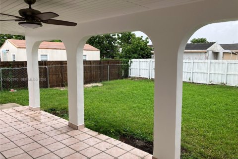 House in Homestead, Florida 3 bedrooms, 141.68 sq.m. № 2010418 - photo 21