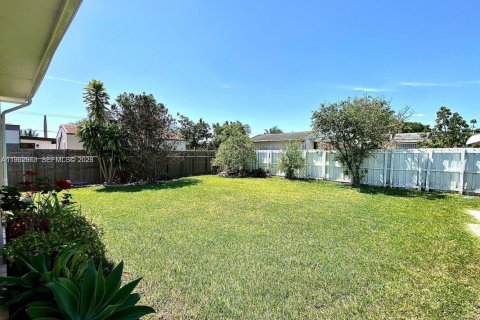 House in Homestead, Florida 3 bedrooms, 141.68 sq.m. № 2010418 - photo 24