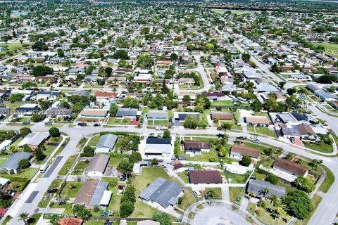 House in Homestead, Florida 3 bedrooms, 141.68 sq.m. № 2010418 - photo 27