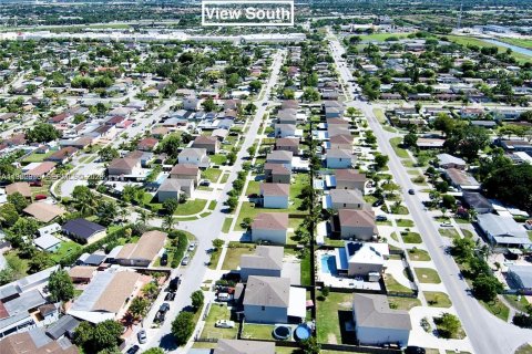 House in Homestead, Florida 3 bedrooms, 141.68 sq.m. № 2010418 - photo 28