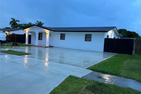 House in Homestead, Florida 3 bedrooms, 141.68 sq.m. № 2010418
