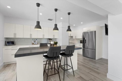 Casa en venta en Coral Gables, Florida, 3 dormitorios, 286.05 m2 № 1938296 - foto 27