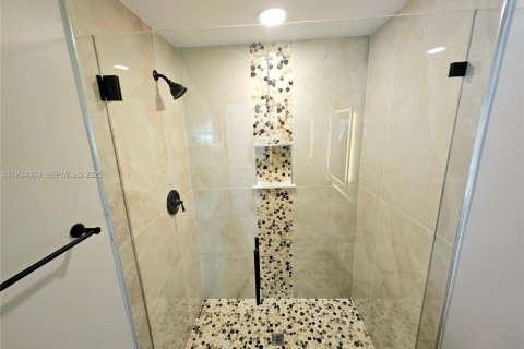 Купить виллу или дом в Форт Майерс, Флорида 2 спальни, 121.89м2, № 1992995 - фото 19