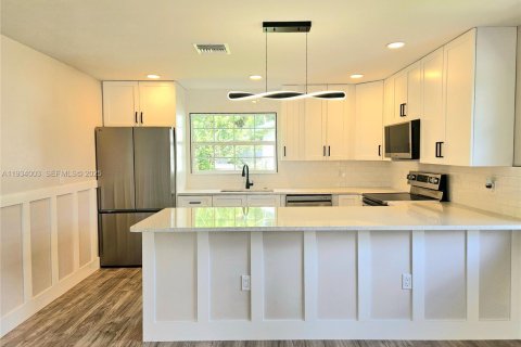 Купить виллу или дом в Форт Майерс, Флорида 2 спальни, 121.89м2, № 1992995 - фото 9