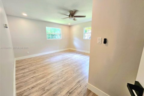 Купить виллу или дом в Форт Майерс, Флорида 2 спальни, 121.89м2, № 1992995 - фото 21