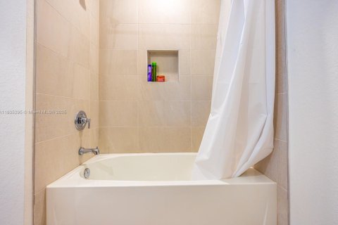 Villa ou maison à louer à Homestead, Floride: 4 chambres, 193.7 m2 № 1960046 - photo 28