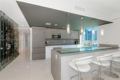 Condominio en venta en Sunny Isles Beach, Florida, 3 dormitorios, 156.73 m2 № 1977630 - foto 12
