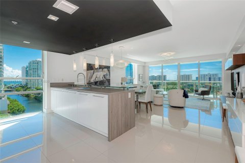 Condominio en venta en Sunny Isles Beach, Florida, 3 dormitorios, 156.73 m2 № 1977630 - foto 11