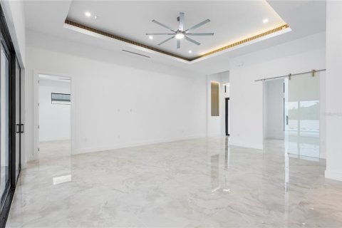 House in Cape Coral, Florida 3 bedrooms, 224.82 sq.m. № 1832078 - photo 4