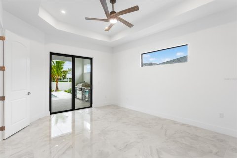 House in Cape Coral, Florida 3 bedrooms, 224.82 sq.m. № 1832078 - photo 22