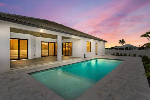 House in Cape Coral, Florida 3 bedrooms, 224.82 sq.m. № 1832078 - photo 2