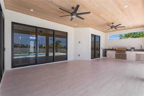 House in Cape Coral, Florida 3 bedrooms, 224.82 sq.m. № 1832078 - photo 14