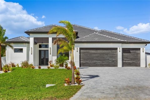 House in Cape Coral, Florida 3 bedrooms, 224.82 sq.m. № 1832078 - photo 1