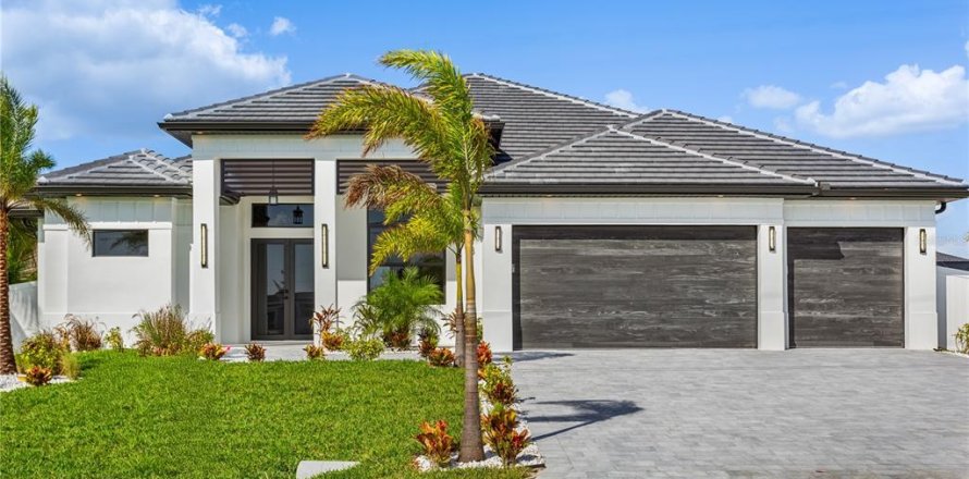 House in Cape Coral, Florida 3 bedrooms, 224.82 sq.m. № 1832078
