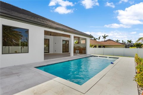 House in Cape Coral, Florida 3 bedrooms, 224.82 sq.m. № 1832078 - photo 20