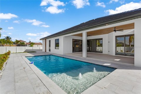House in Cape Coral, Florida 3 bedrooms, 224.82 sq.m. № 1832078 - photo 17