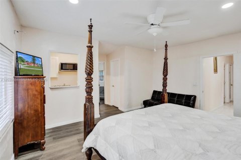 Propiedad comercial en alquiler en Fort Lauderdale, Florida, 4 dormitorios, 173.26 m2 № 2077597 - foto 10