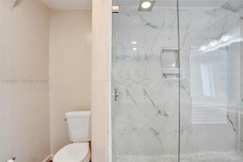 Propiedad comercial en alquiler en Fort Lauderdale, Florida, 4 dormitorios, 173.26 m2 № 2077597 - foto 3