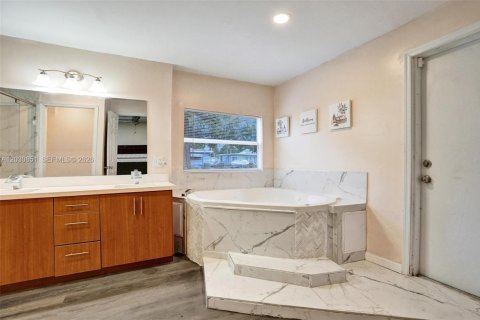 Propiedad comercial en alquiler en Fort Lauderdale, Florida, 4 dormitorios, 173.26 m2 № 2077597 - foto 8