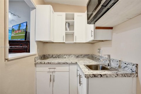 Propiedad comercial en alquiler en Fort Lauderdale, Florida, 4 dormitorios, 173.26 m2 № 2077597 - foto 14
