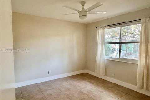 House in Wilton Manors, Florida 3 bedrooms, 169.83 sq.m. № 2031829 - photo 13