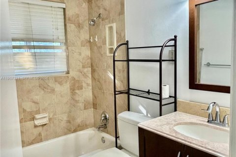 House in Wilton Manors, Florida 3 bedrooms, 169.83 sq.m. № 2031829 - photo 15