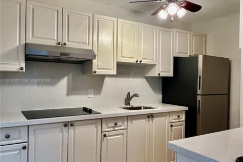 House in Wilton Manors, Florida 3 bedrooms, 169.83 sq.m. № 2031829 - photo 10