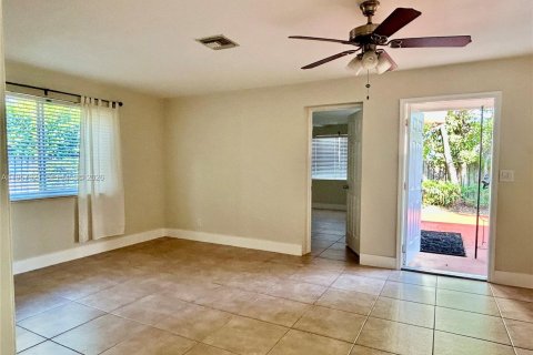 House in Wilton Manors, Florida 3 bedrooms, 169.83 sq.m. № 2031829 - photo 11