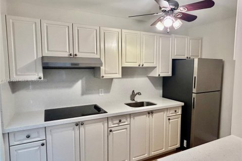 House in Wilton Manors, Florida 3 bedrooms, 169.83 sq.m. № 2031829 - photo 8