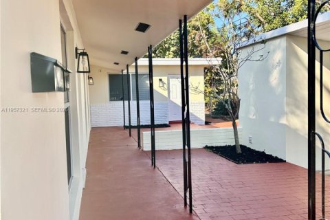 House in Wilton Manors, Florida 3 bedrooms, 169.83 sq.m. № 2031829 - photo 21