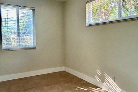 House in Wilton Manors, Florida 3 bedrooms, 169.83 sq.m. № 2031829 - photo 17