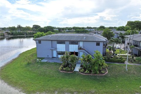 Condo in Miami, Florida, 3 bedrooms  № 1942158 - photo 1