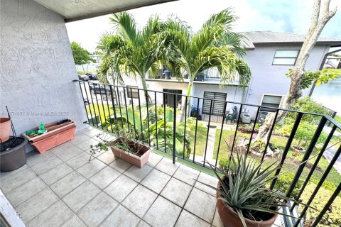 Condo in Miami, Florida, 3 bedrooms  № 1942158 - photo 27