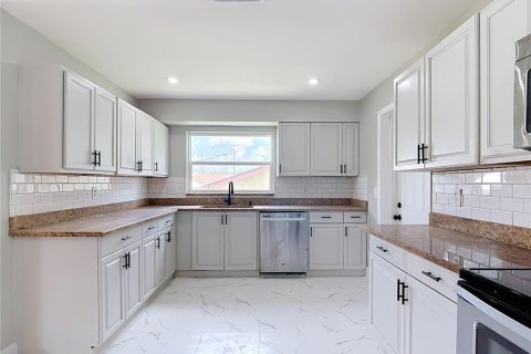 House in Lakeland, Florida 3 bedrooms, 149.02 sq.m. № 2151605 - photo 3