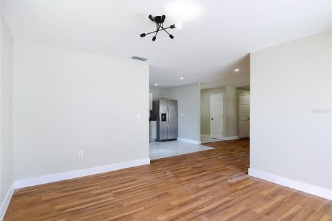House in Lakeland, Florida 3 bedrooms, 149.02 sq.m. № 2151605 - photo 13