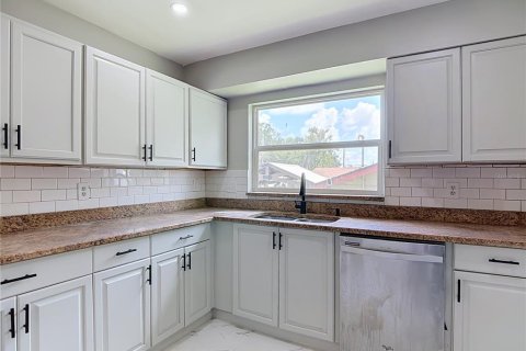 House in Lakeland, Florida 3 bedrooms, 149.02 sq.m. № 2151605 - photo 7