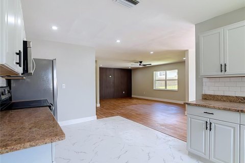 House in Lakeland, Florida 3 bedrooms, 149.02 sq.m. № 2151605 - photo 6
