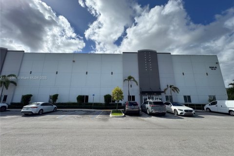 Immobilier commercial à vendre à Hialeah, Floride № 1939151 - photo 2