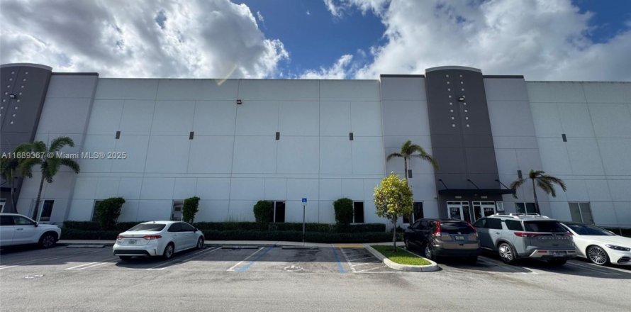 Immobilier commercial à Hialeah, Floride № 1939151