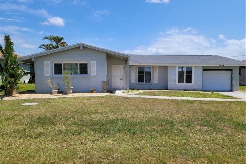 Casa en venta en Port Charlotte, Florida, 2 dormitorios, 144.93 m2 № 1612500 - foto 1